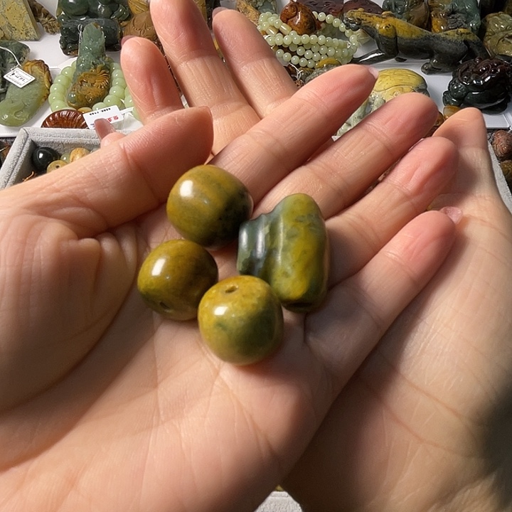 吾***道岫岩河磨玉（透闪石质玉）未镶嵌手机链