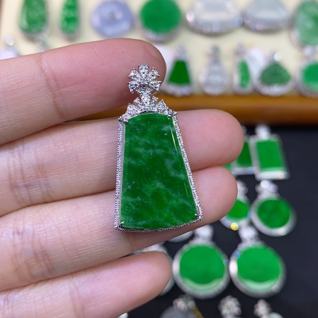 翡翠吊坠(不含链)18K金镶嵌