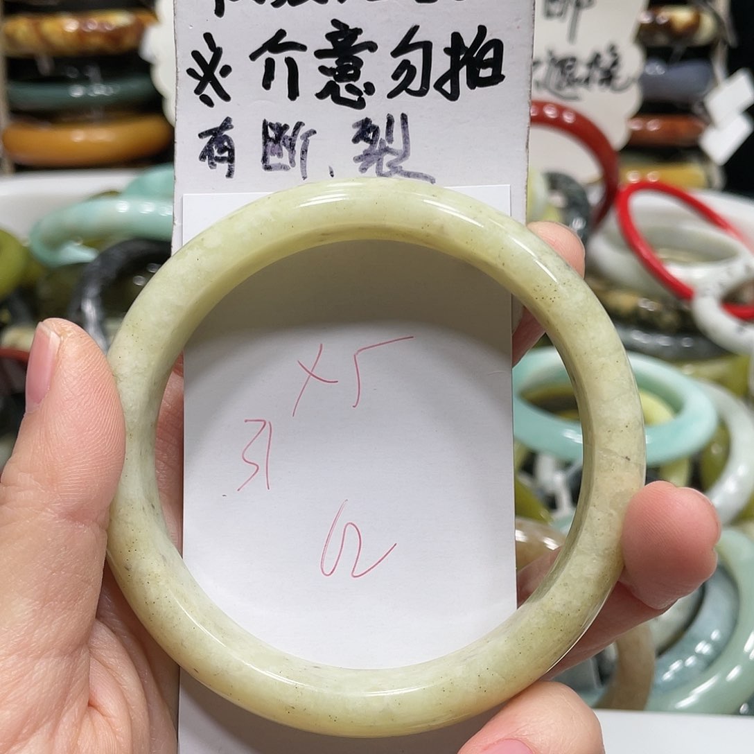 蛇纹石玉手镯未镶嵌