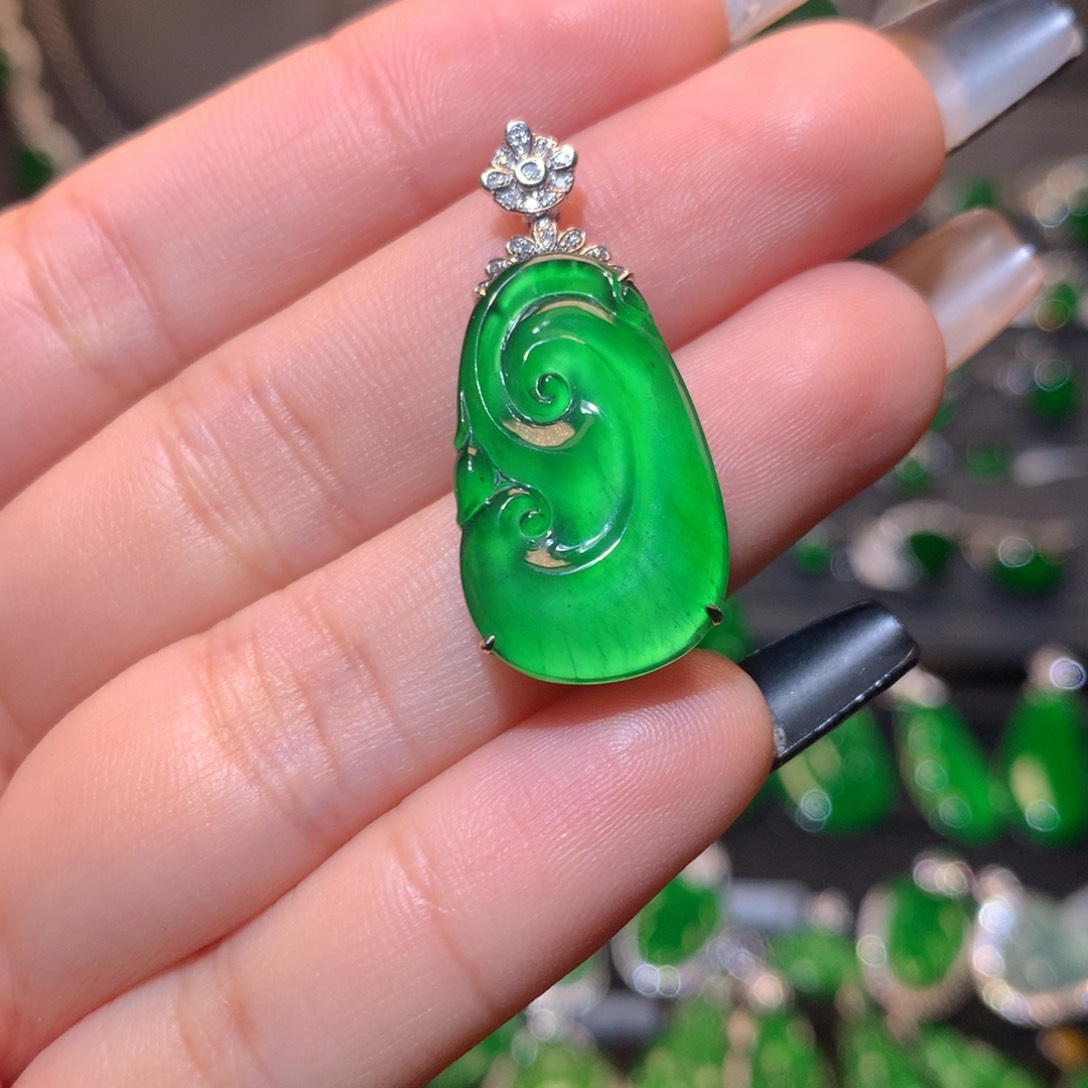 翡翠颈饰18K金镶嵌如意