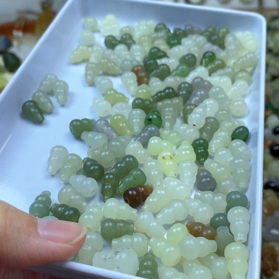 和田玉未镶嵌19.9一颗 多样性发货