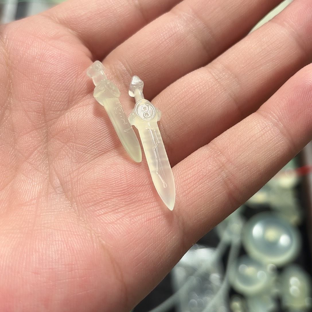 日***立蛇纹石玉未镶嵌颈饰