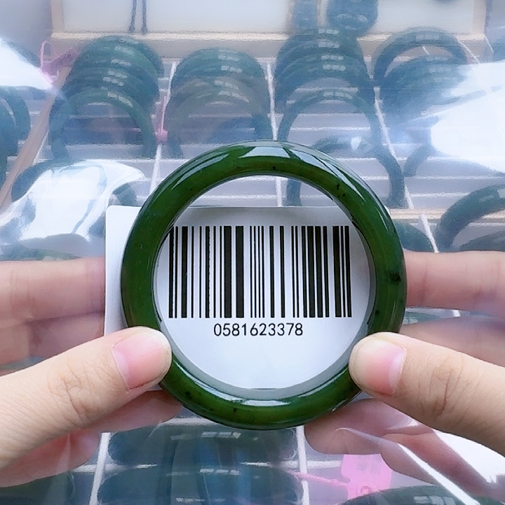 和田玉（碧玉）手镯未镶嵌57微瑕有抠手