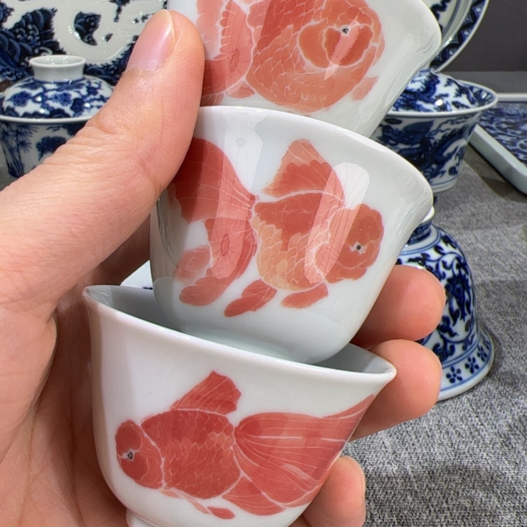 手绘釉下彩金鱼客杯