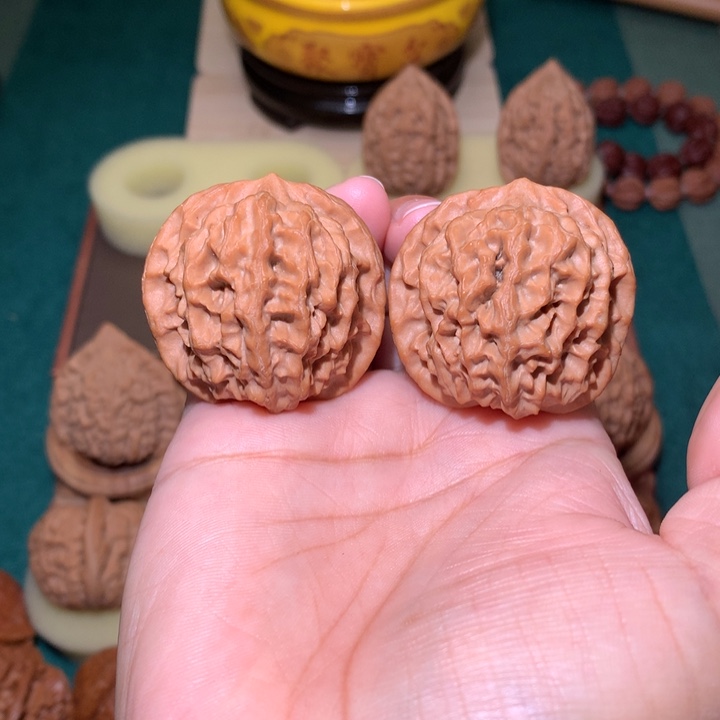 核桃文玩核桃把件狮王