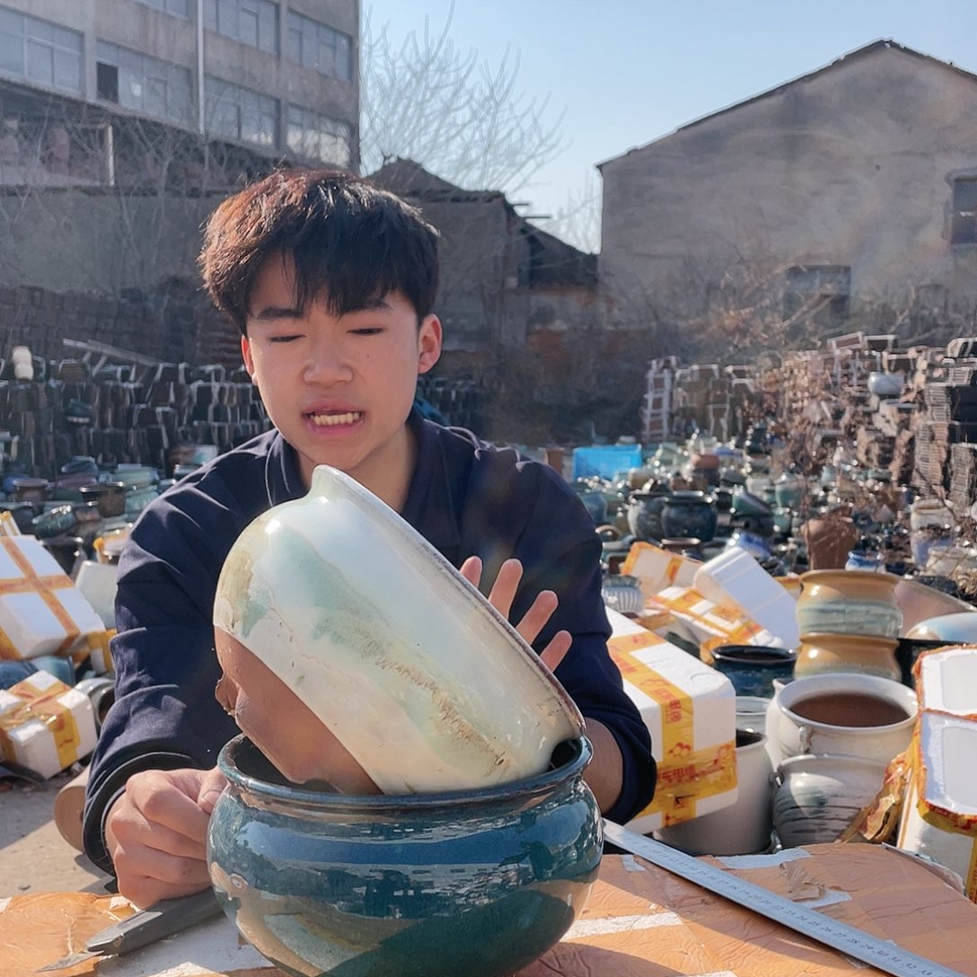 宜兴紫砂粗陶。宜兴