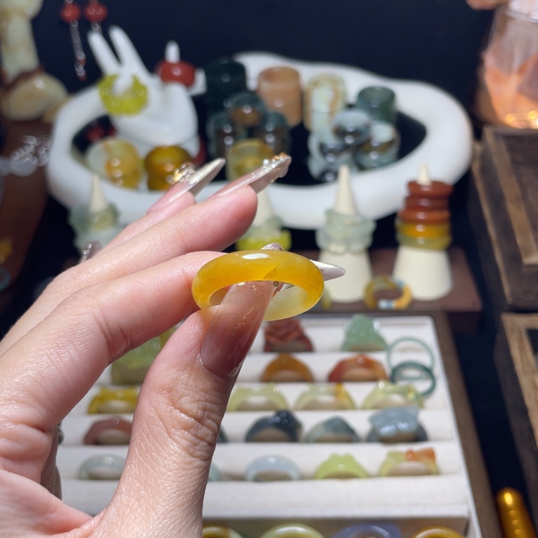 湫***叶蛇纹石玉未镶嵌戒指