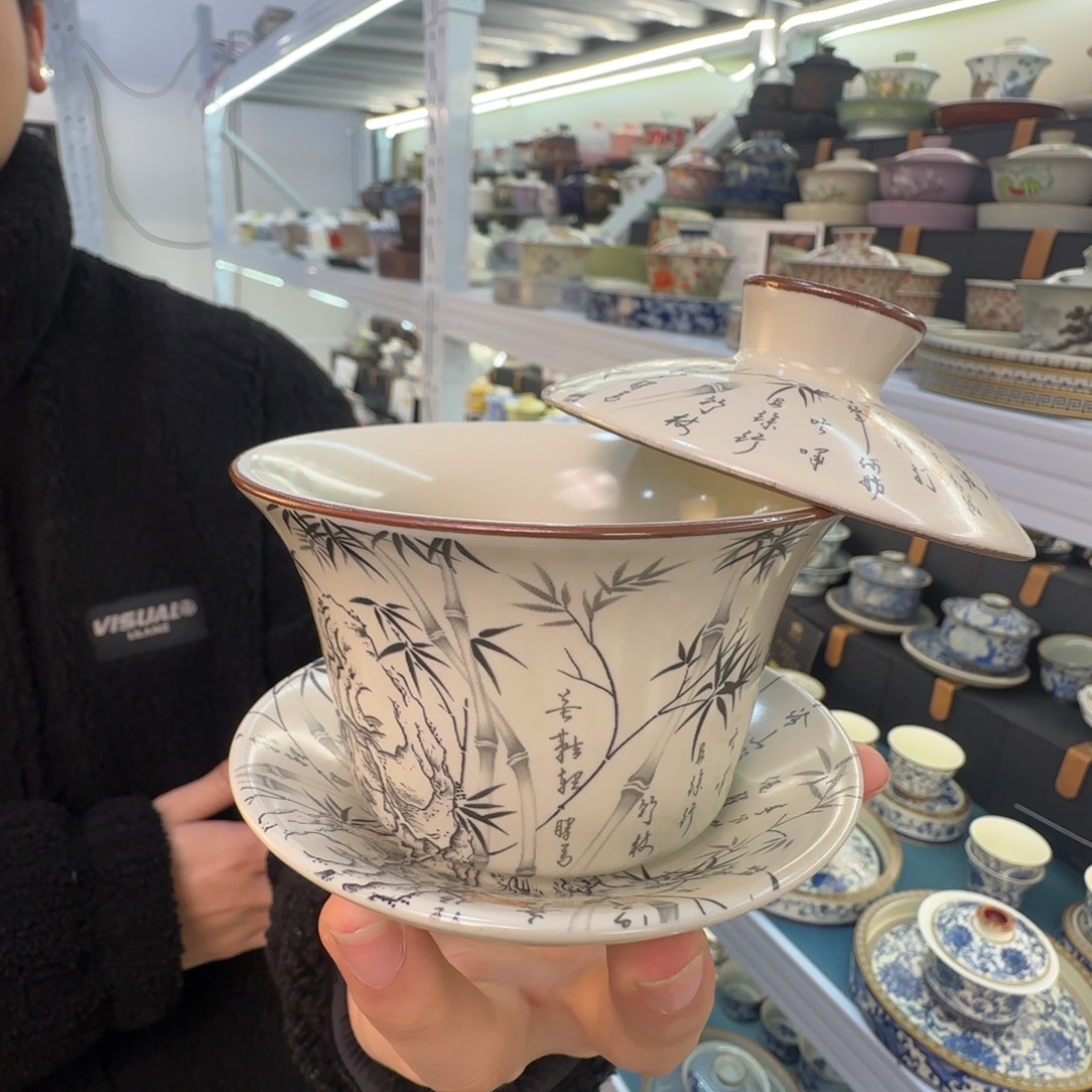 这些盖碗很漂亮我很喜欢！！