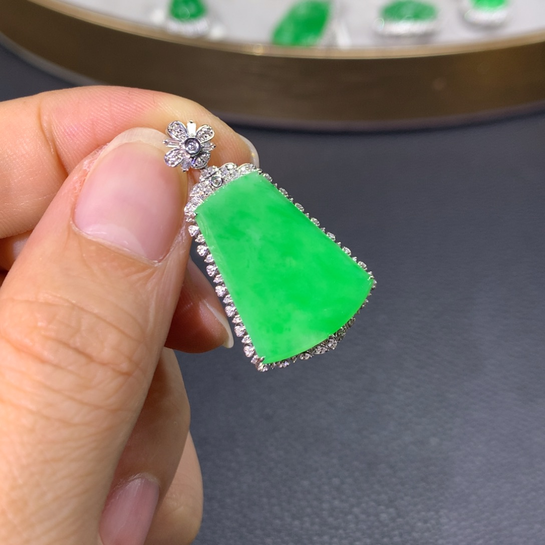 翡翠颈饰18K金镶嵌翡翠