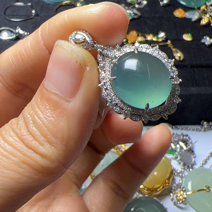 翡翠吊坠(不含链)18K金镶嵌翡翠吊坠项链