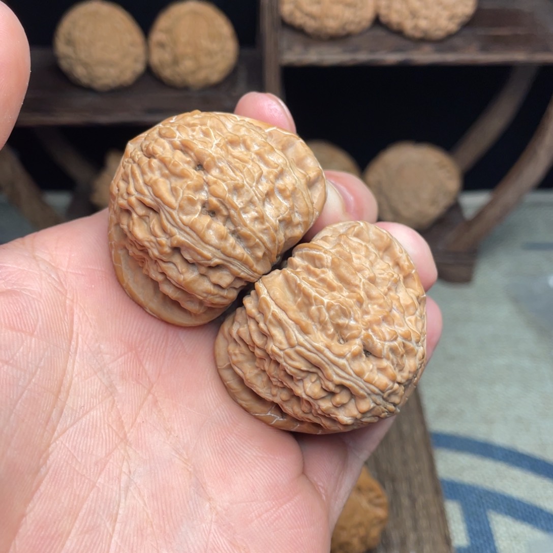 文玩核桃把件大*发43.8毕业高货三角白