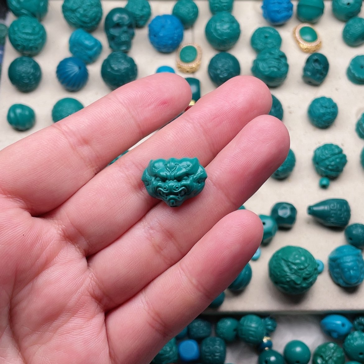 【闪购商品】玻璃颈饰兽面背云20×15一个