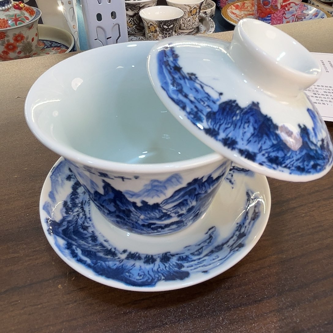 这些盖碗很漂亮我很喜欢！！！