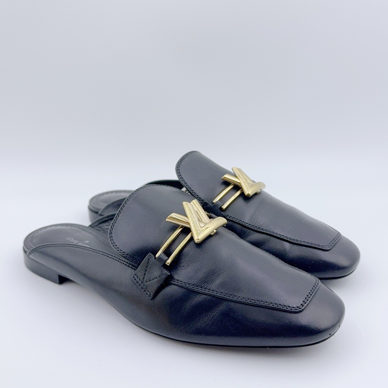 95新 LouisVuitton/路易威登 37码/黑色金标半拖/YM00792