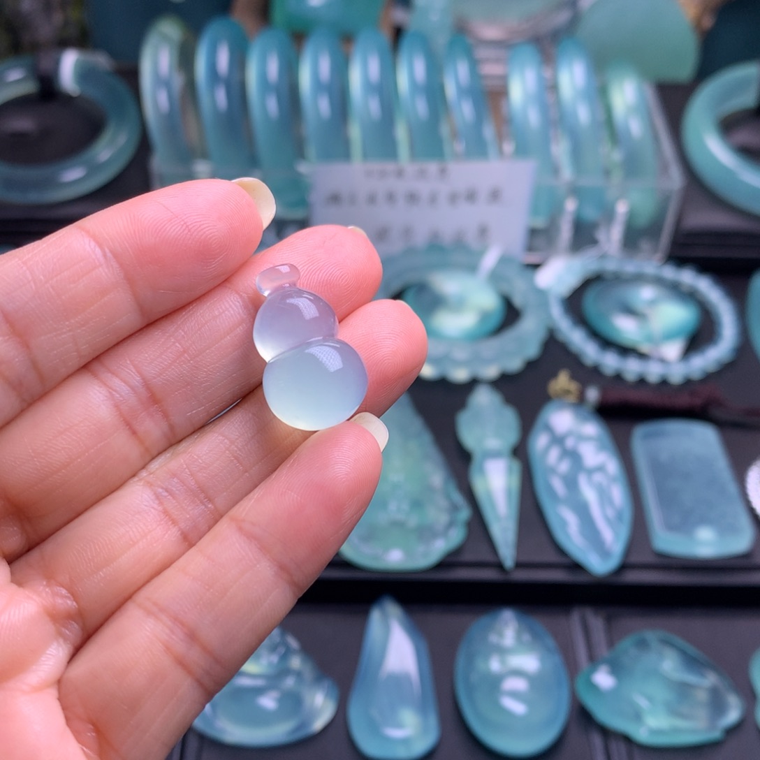 未镶嵌蛇纹石玉吊坠