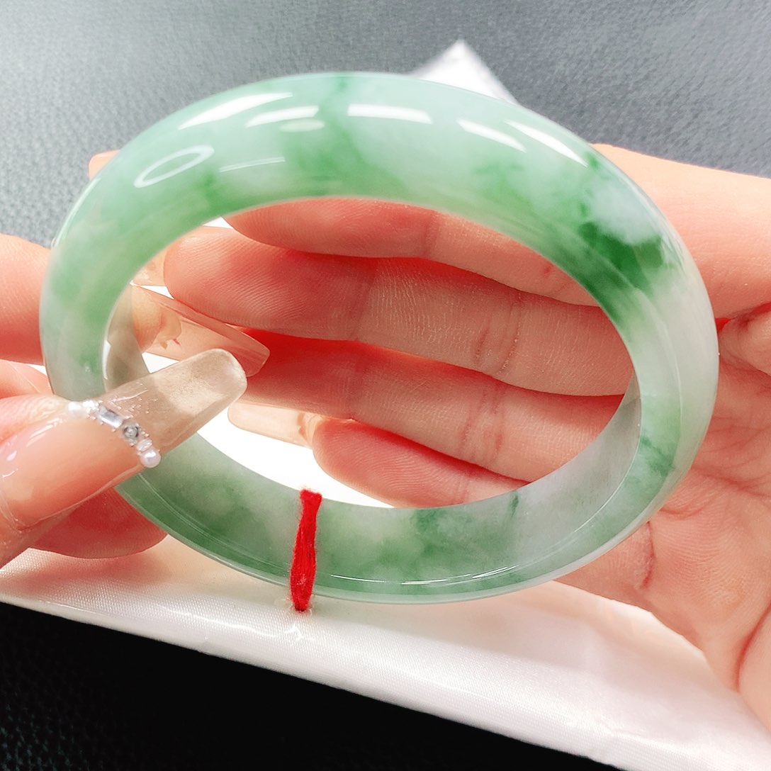 翡翠手镯未镶嵌56圈