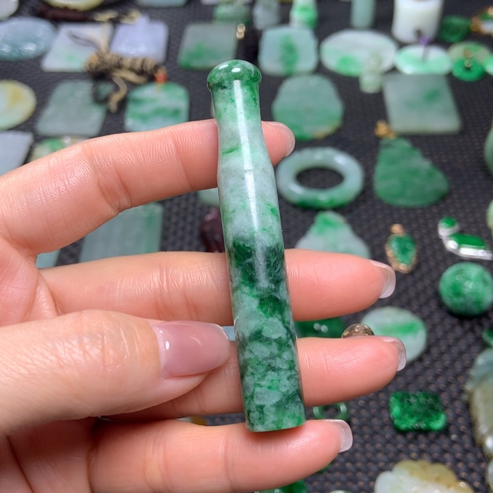 翡翠挂件未镶嵌……