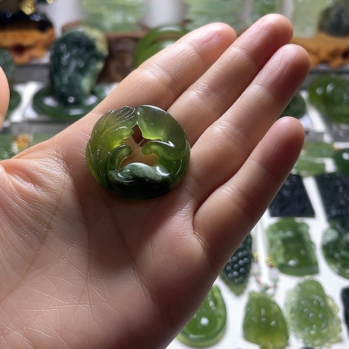 蛇纹石玉颈饰未镶嵌