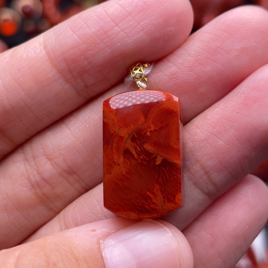 南红玛瑙18K金镶嵌珠宝奇石无事牌吊坠