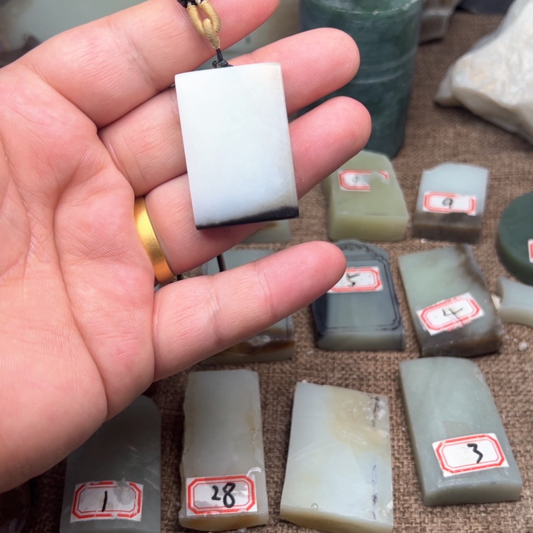 未镶嵌和田玉（糖玉）珠宝半成品天**莲