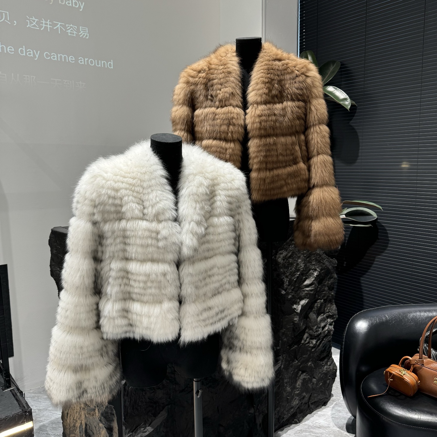 2025新年 【独家奶霜色】芬兰Saga车条狐狸毛休闲气质女短皮草外套