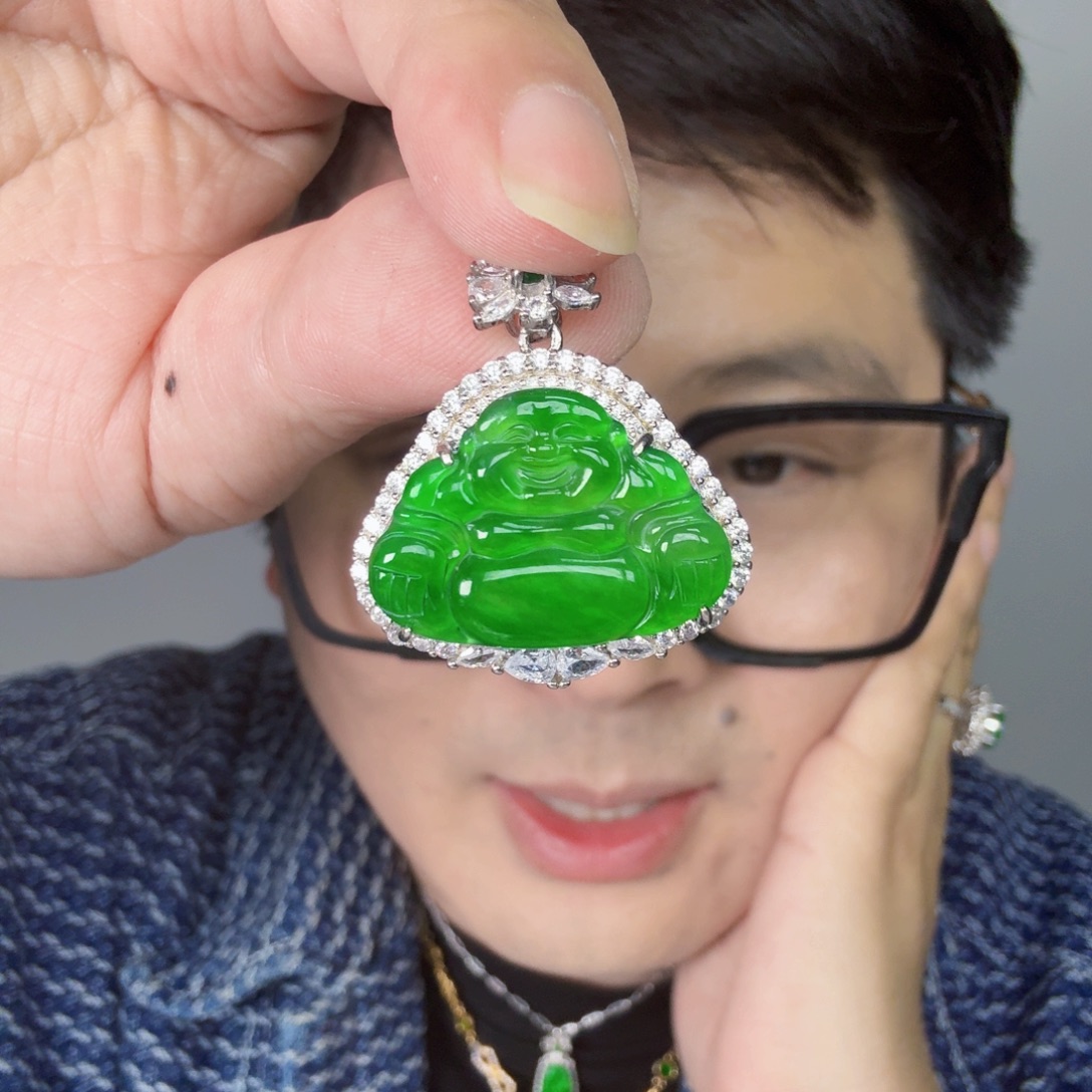翡翠未镶嵌颈饰一件