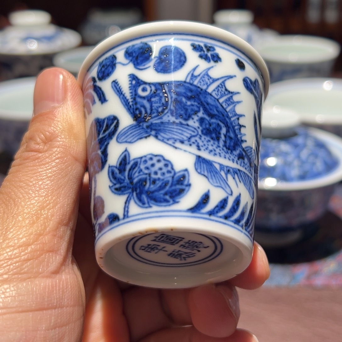 杯青花鱼藻纹小可乐杯口径约5.8厘米