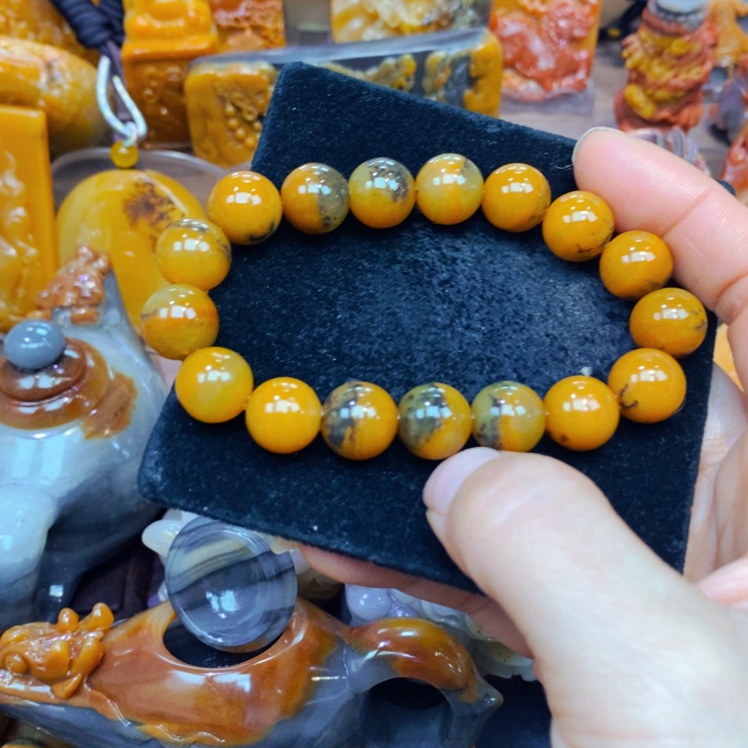 未镶嵌石英质玉（黄龙玉）颈饰