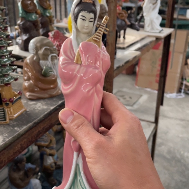 石湾公仔衬托盆景漂亮