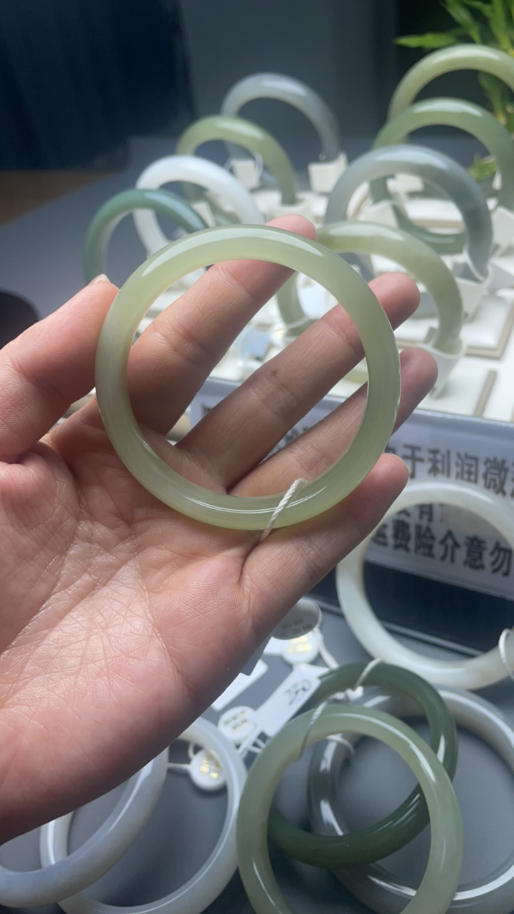 和田玉手镯，清水色，有包容棉