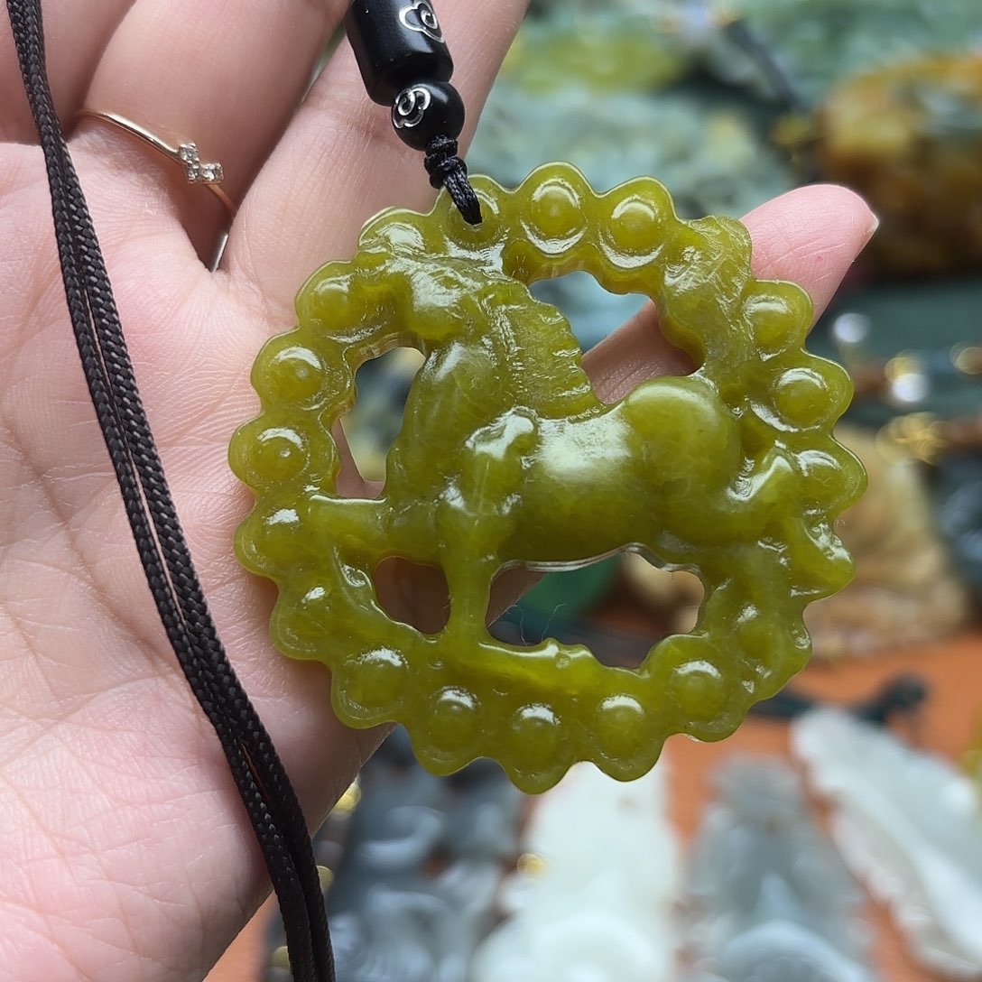 蛇纹石玉未镶嵌颈饰