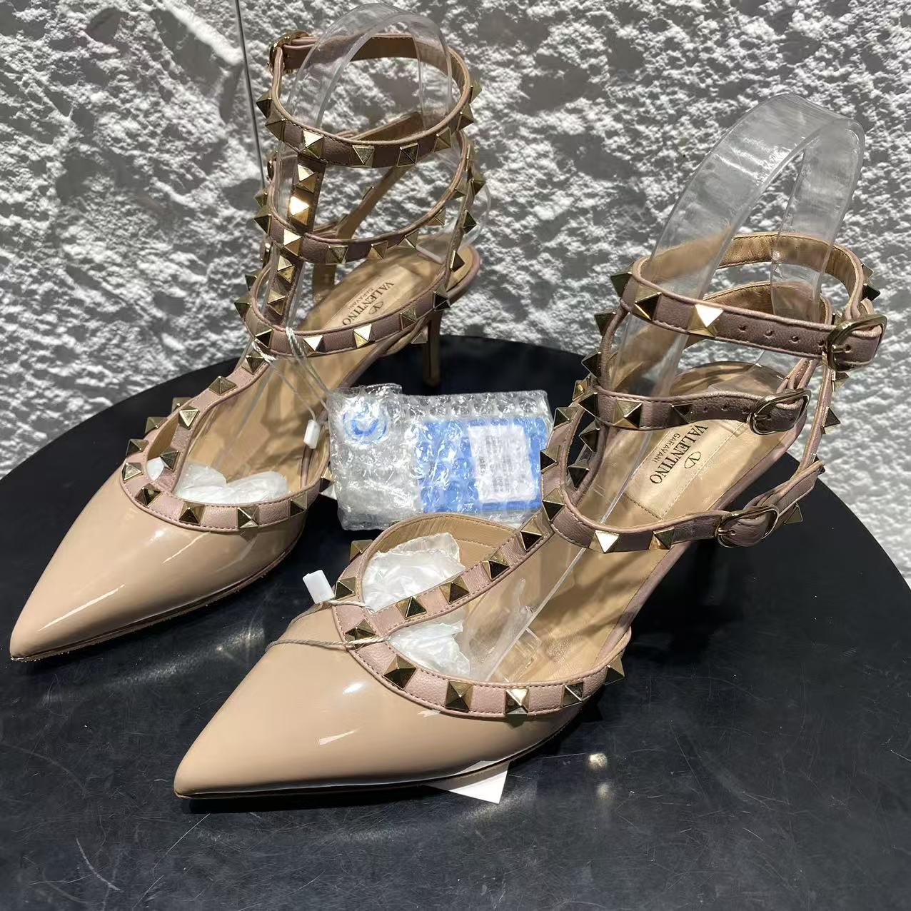 99新 Valentino/华伦天奴 37.5码/裸粉色三环扣低跟款单鞋 wsp254