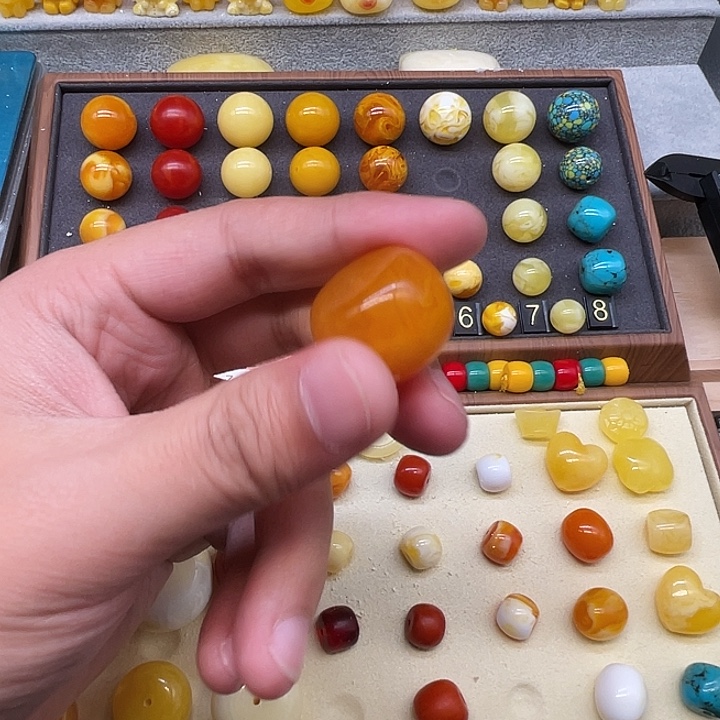 琥珀未镶嵌裸石鸡油红饼子