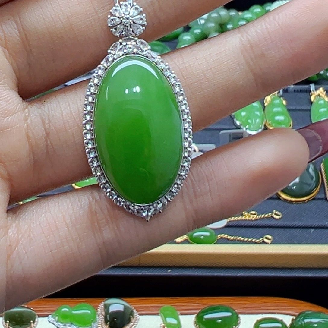 和田玉18K金镶嵌吊坠(赠链)