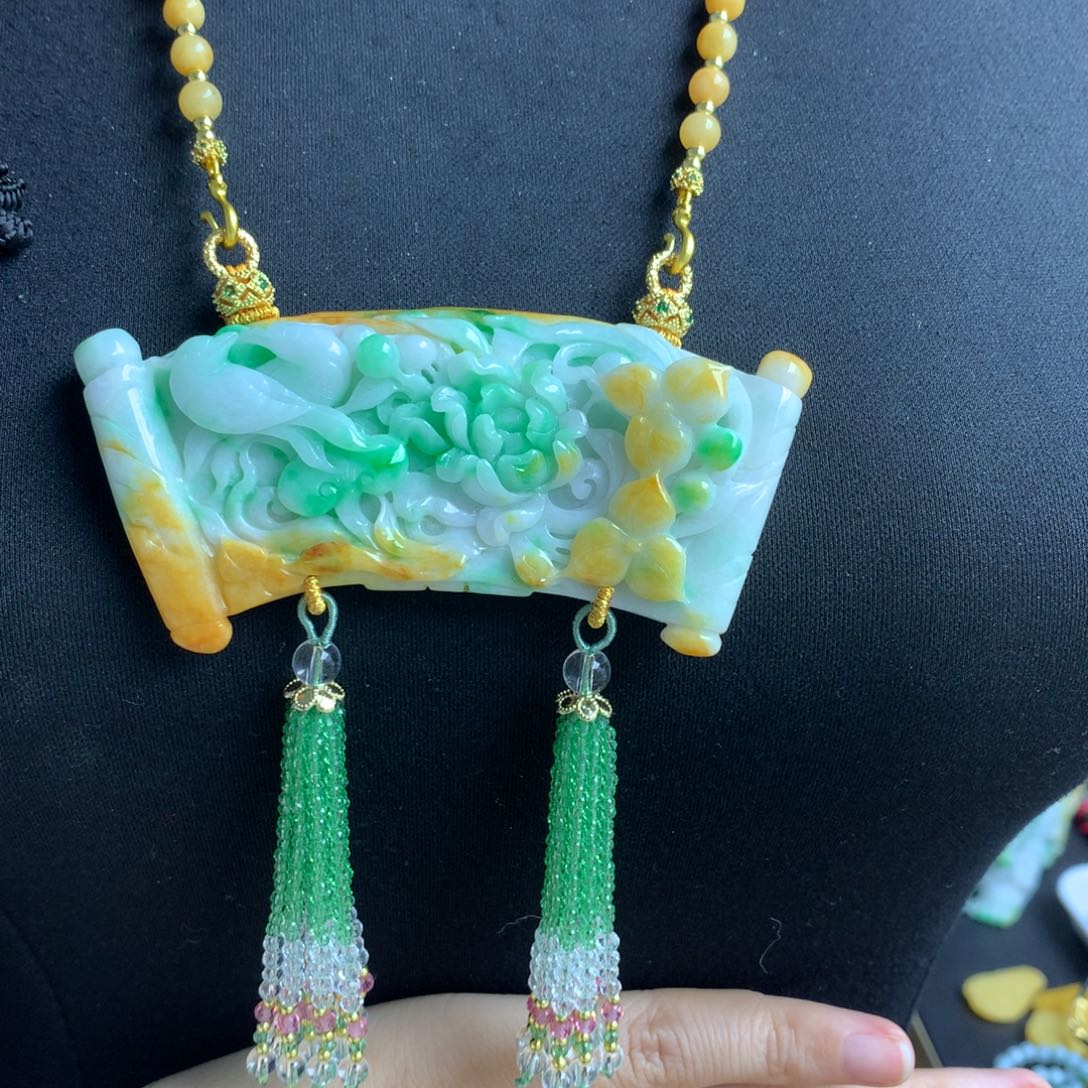 翡翠颈饰未镶嵌翡翠