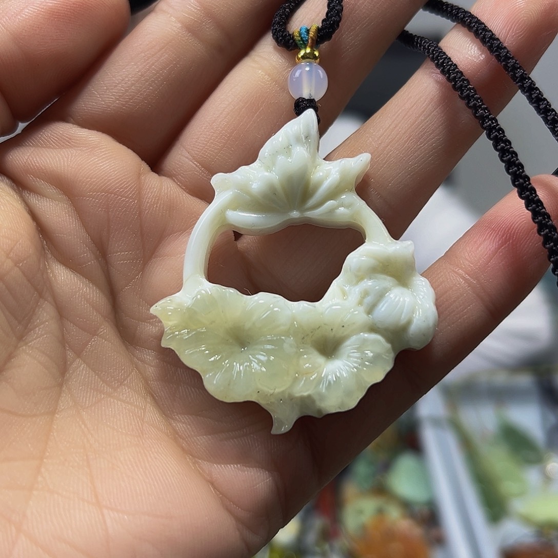 蛇纹石玉未镶嵌颈饰