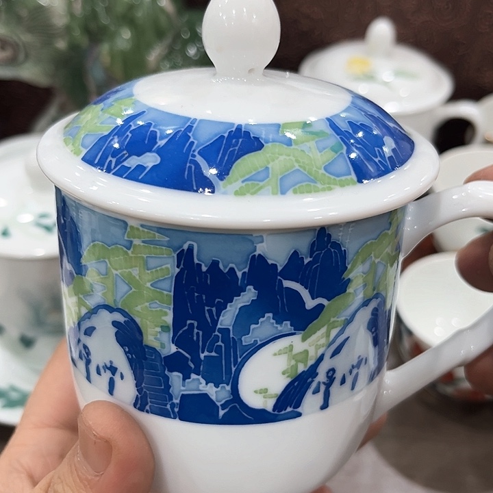 釉下五彩的瓷器和。