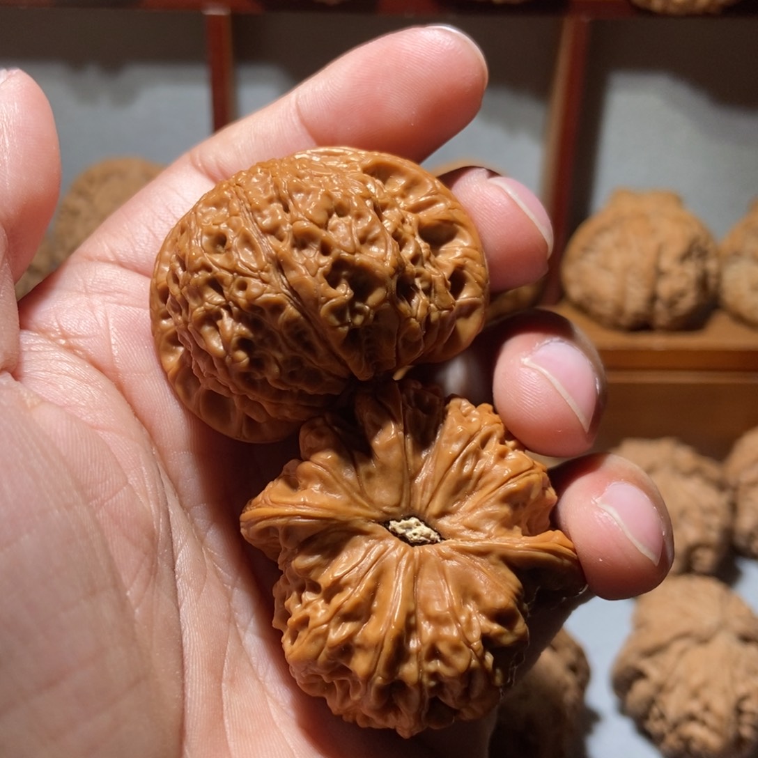 文玩核桃吊坠血麒麟41