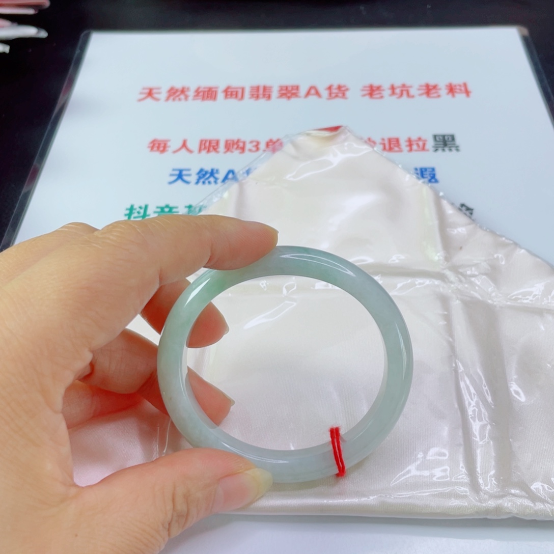 凉***–翡翠手镯未镶嵌天然翡翠手镯
