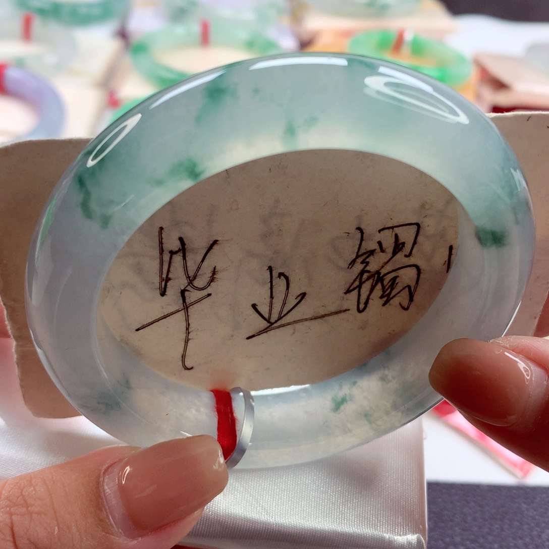 翡翠手镯未镶嵌宽边厚装蓝钢飘花