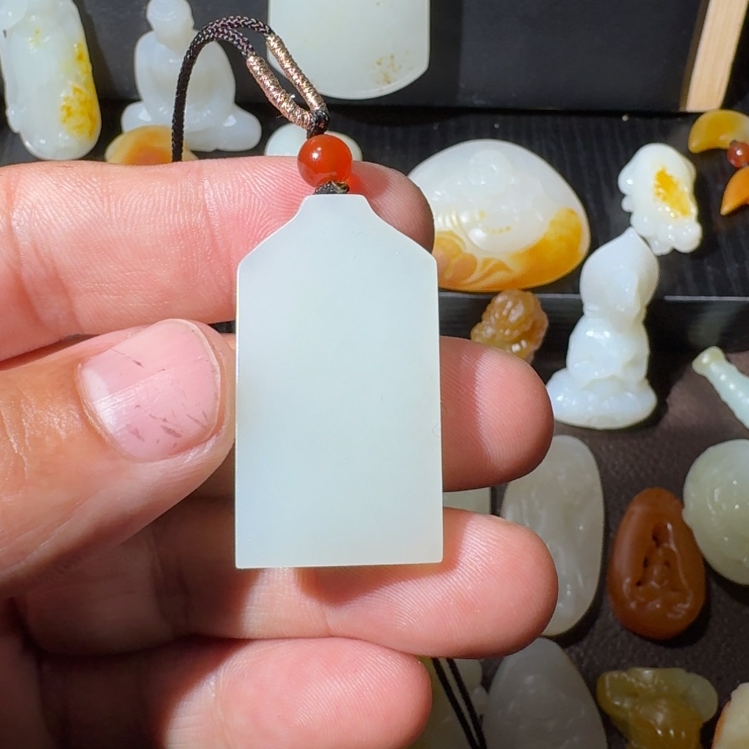 T***R和田玉未镶嵌挂件