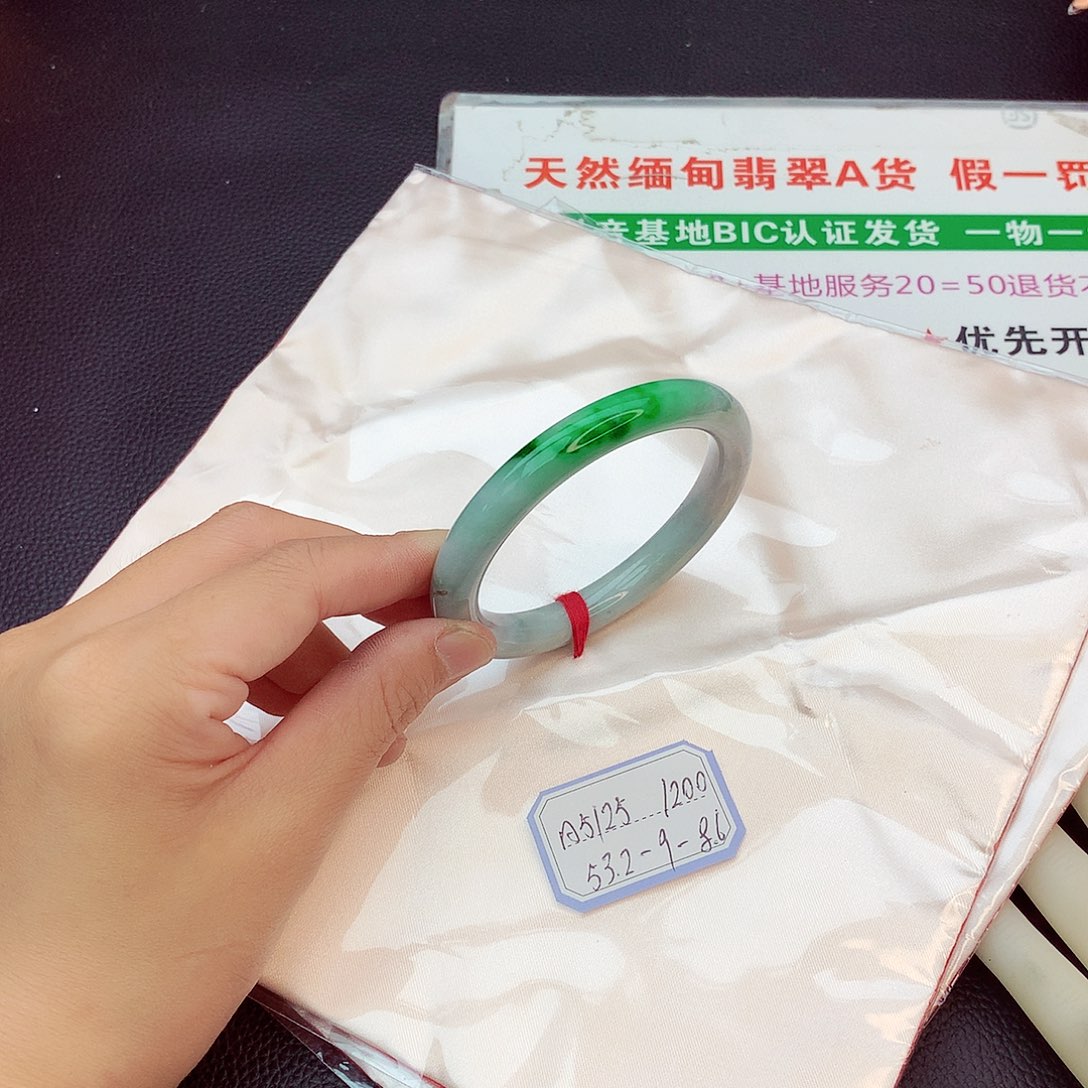 翡翠手镯未镶嵌翡翠