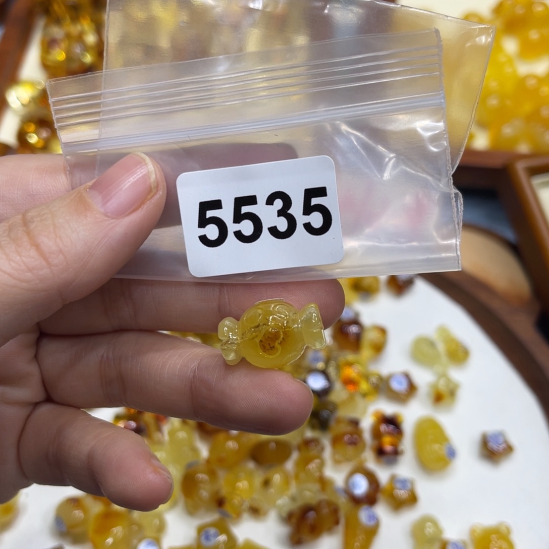 琥珀珠宝奇石未镶嵌