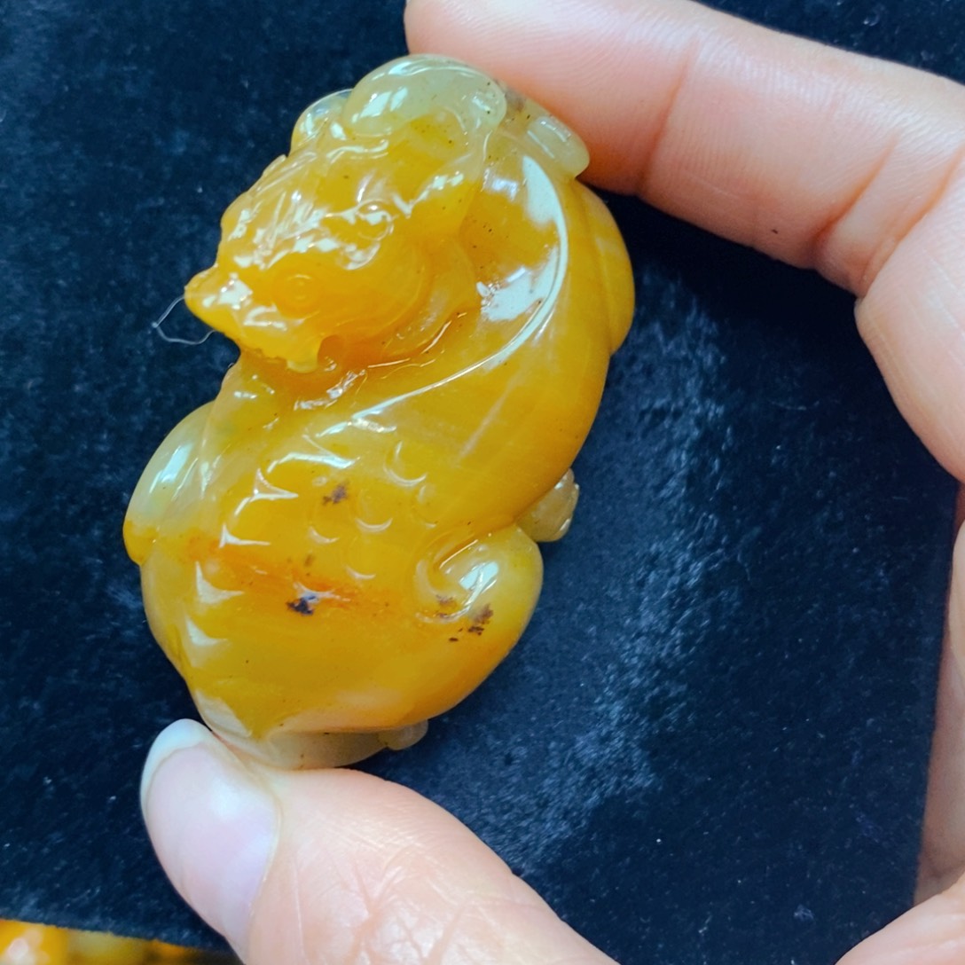 未镶嵌石英质玉（黄龙玉）颈饰