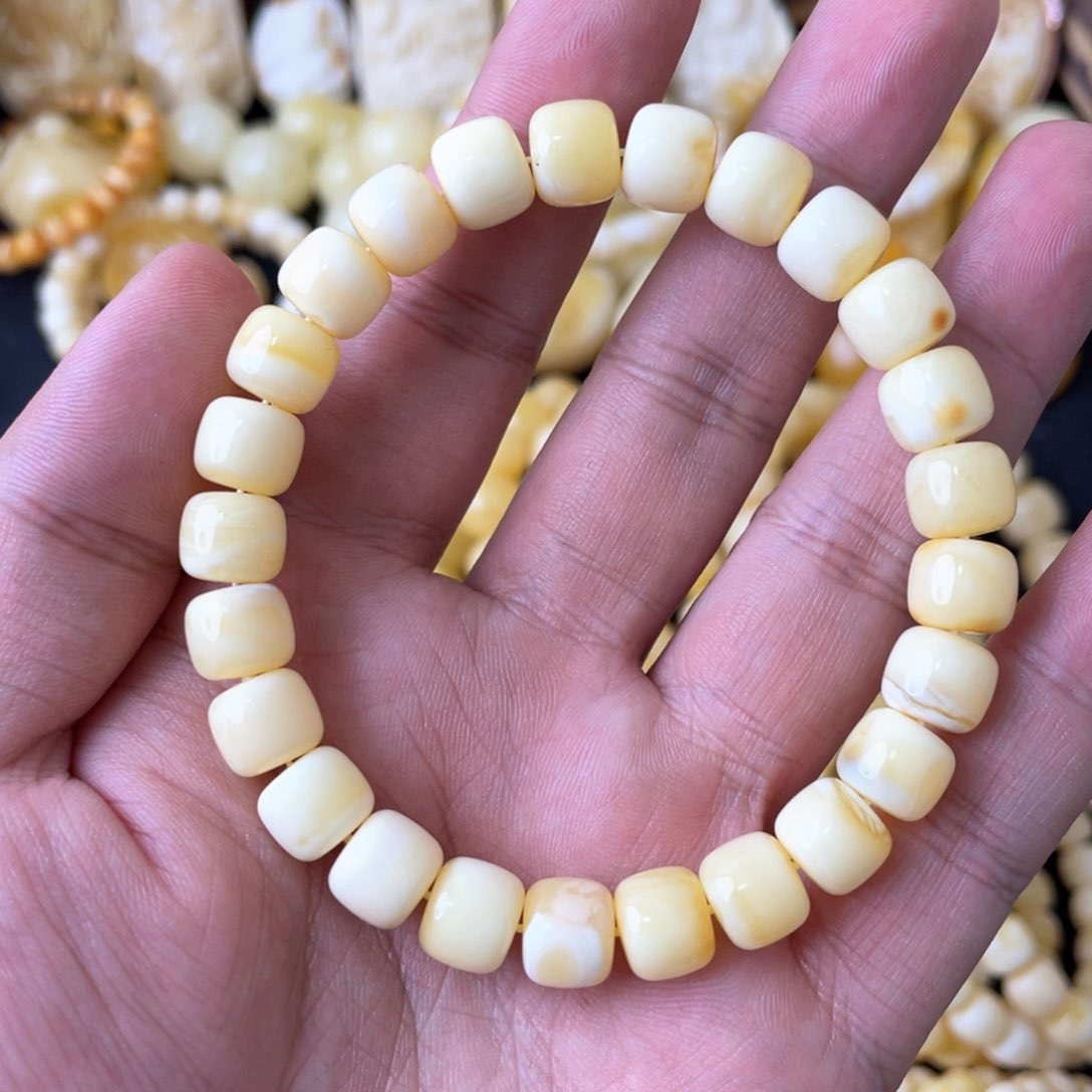 琥珀手串未镶嵌9+俄料浓白蜡妖花精工老型手串（微瑕）