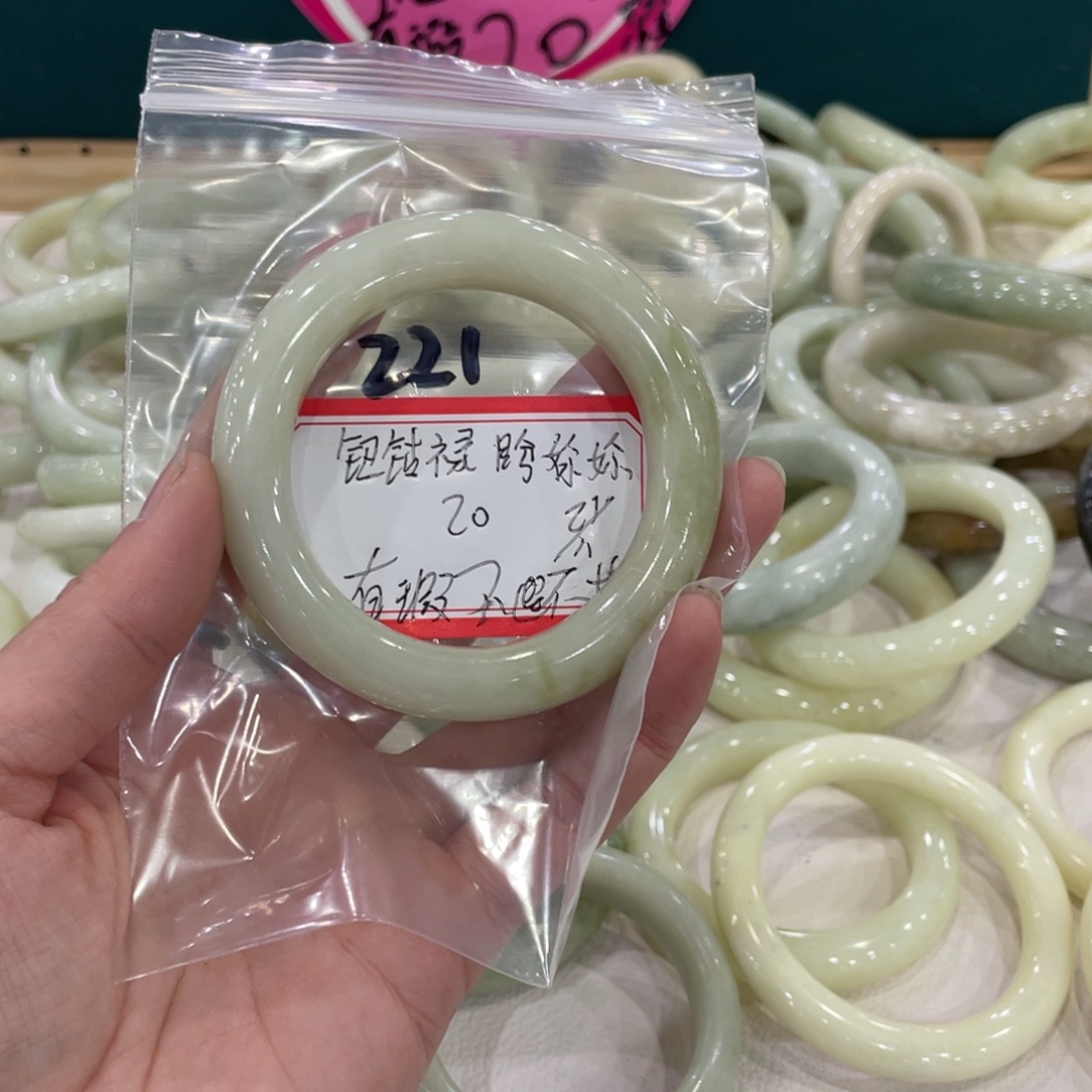 钮***㚷蛇纹石玉未镶嵌手镯