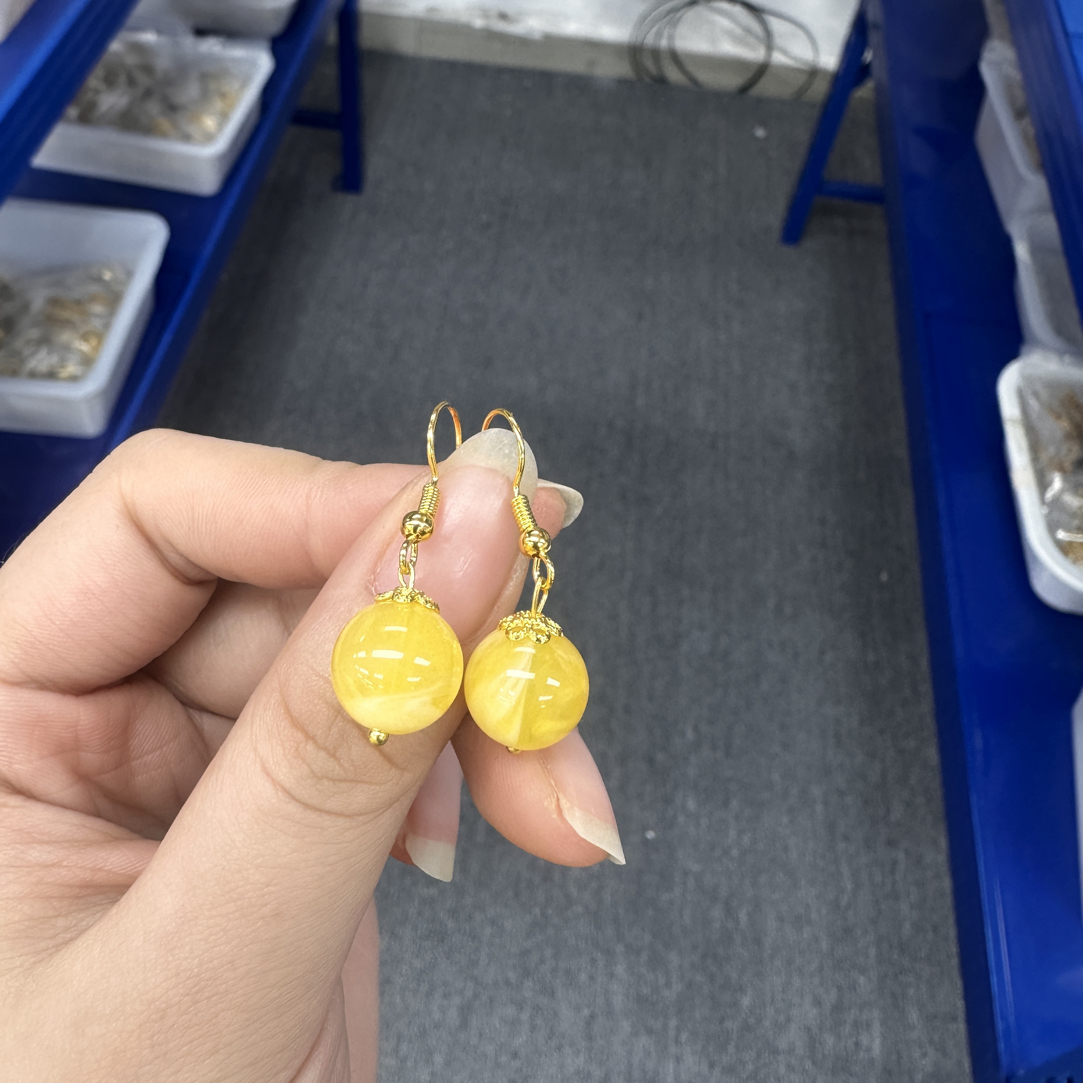 小帅的珠宝仓—精美满蜜鸡油黄耳钩