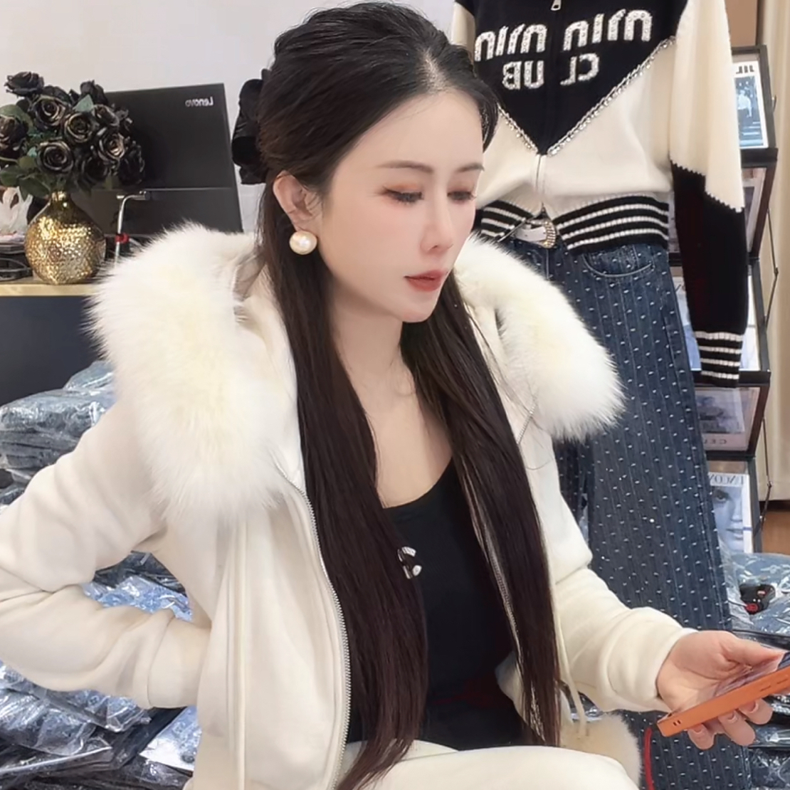 大婷子-订制狐狸毛领连帽毛球加绒外套➕加绒阔腿裤套装（8-98216）