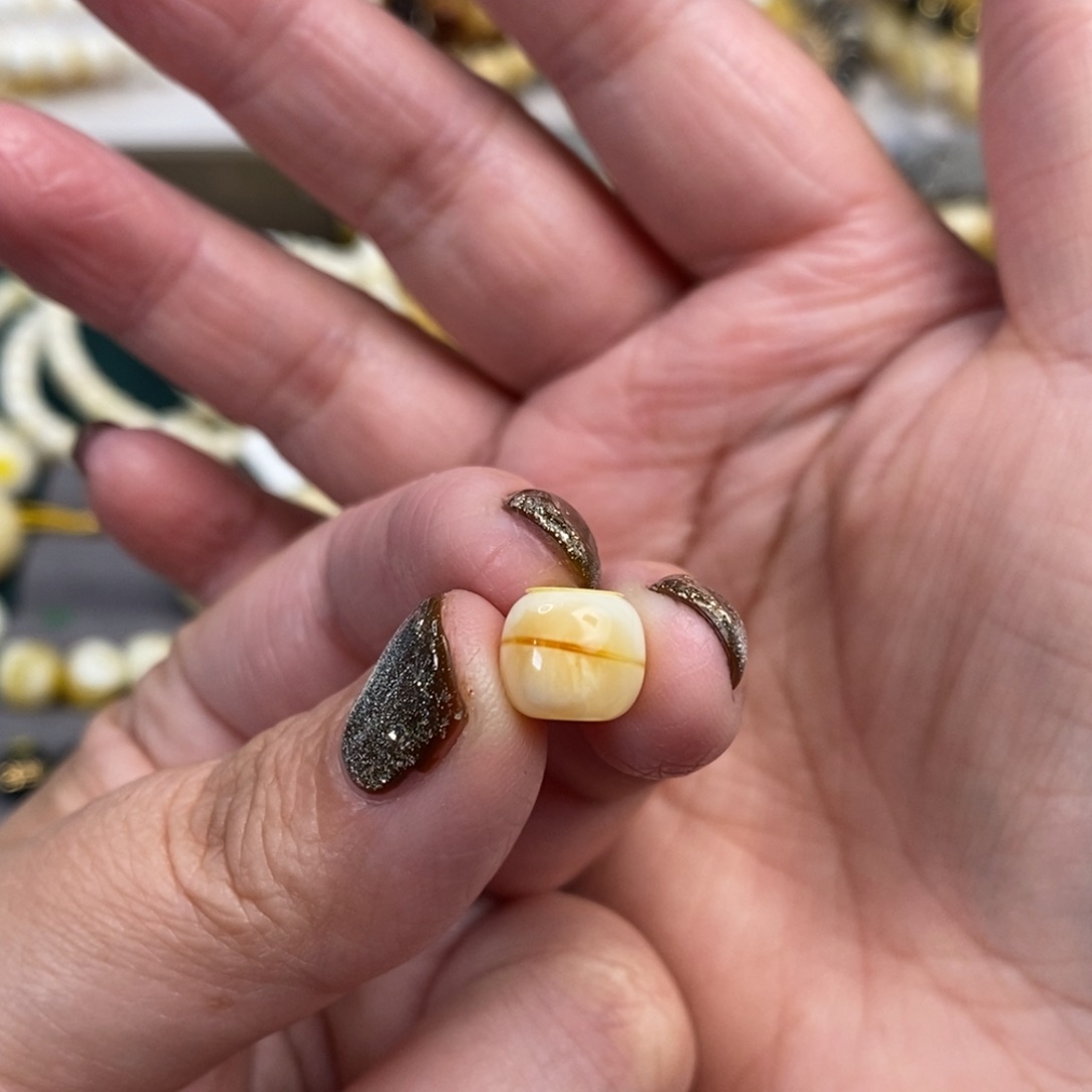 琥珀裸石未镶嵌沁色一线天老型8.8