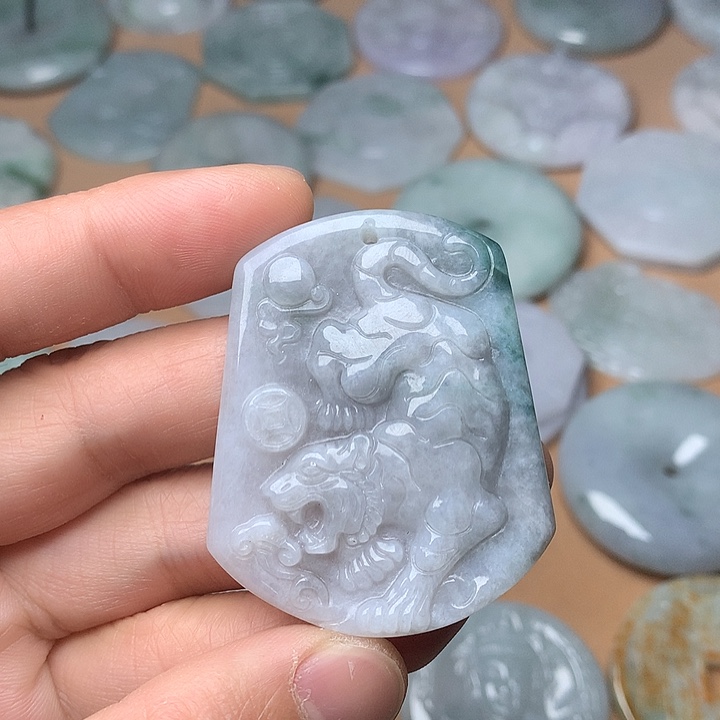 翡翠未镶嵌颈饰老虎牌